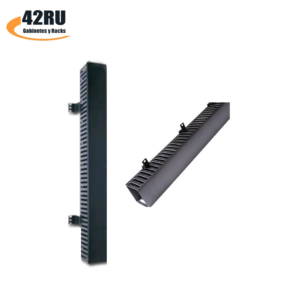El organizador de cables vertical de alta capacidad está diseñado para organizar y proteger el cableado de red de cobre y fibra, compatible con racks